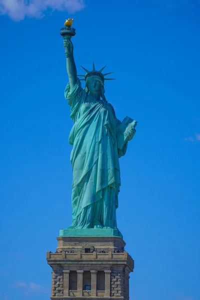 Estatua de la Libertad en Nueva York- MANHATTAN - NUEVA YORK - 1 DE ABRIL DE 2017 — Foto de Stock