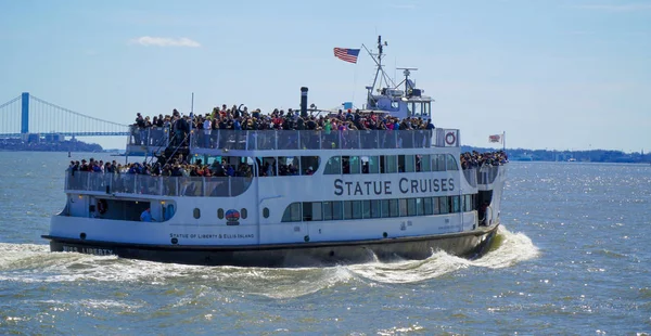 Statue Cruises - the Statue of Liberty Sightseeing boat - MANHATTAN - NEW YORK - APRIL 1, 2017 — стоковое фото