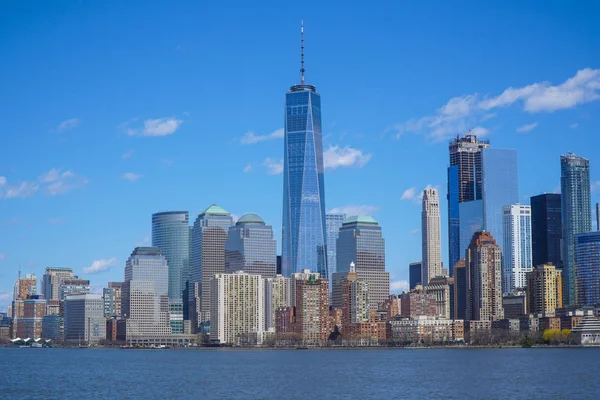 Puncak distrik keuangan Downtown Manhattan dengan pembangunan One World Trade Center MANHATTAN - NEW YORK - APRIL 1, 2017 — Stok Foto