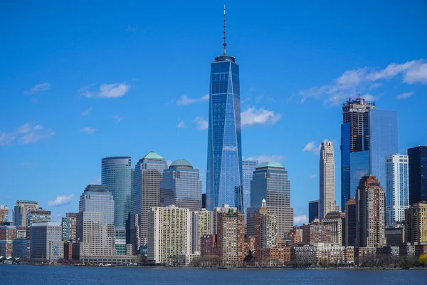 De skyline van de financiële wijk van de Downtown Manhattan met een World Trade Center gebouw-Manhattan - New York - 1 April 2017 — Stockfoto