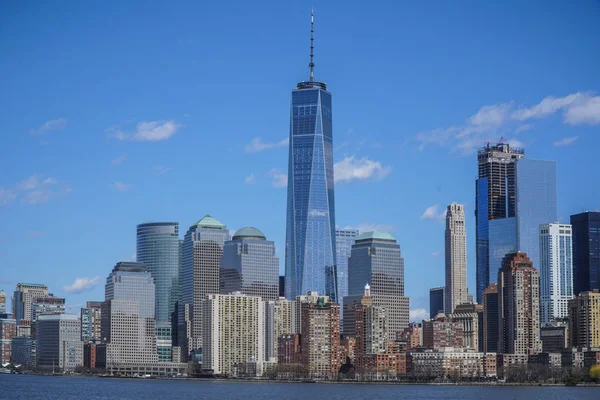 De skyline van de financiële wijk van de Downtown Manhattan met een World Trade Center gebouw-Manhattan - New York - 1 April 2017 — Stockfoto