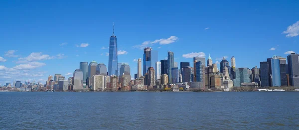 Красиві Манхеттен горизонт - подання від свободи острова Манхеттен - New York - 1 квітня 2017 — стокове фото