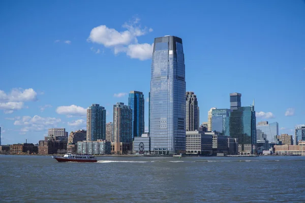 Centru města mrakodrapů Manhattanu - zobrazit od Liberty Island-Manhattan - New York - 1. dubna 2017 — Stock fotografie