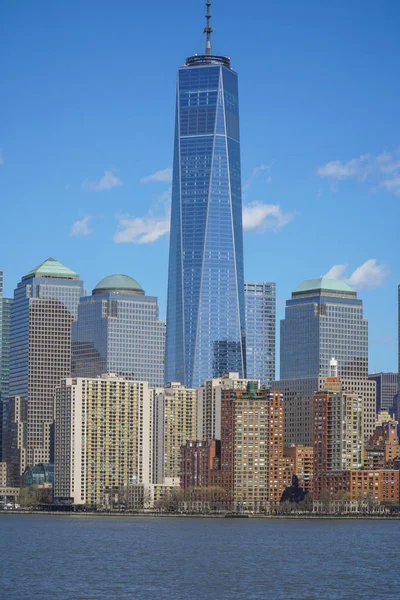 Στον ορίζοντα του Downtown Μανχάταν οικονομική συνοικία με κτίριο One World Trade Center-- Νέα Υόρκη - Μανχάταν 1 Απριλίου 2017 — Φωτογραφία Αρχείου