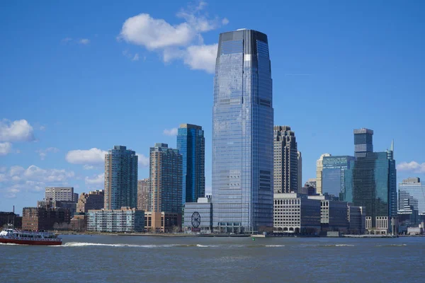 До центру Манхеттена хмарочоси - переглянути від свободи острів-Манхеттен - Нью-Йорк - 1 квітня 2017 — стокове фото