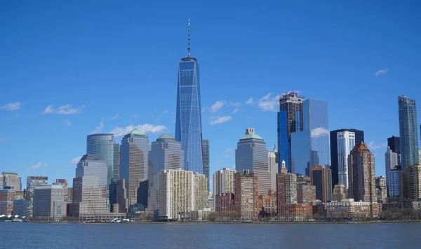 De skyline van de financiële wijk van de Downtown Manhattan met een World Trade Center gebouw-Manhattan - New York - 1 April 2017 — Stockfoto