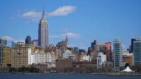 Емпайр Стейт Білдінг в Skyline Manhattan Midtown - Манхеттен - Нью-Йорк - 1 квітня 2017 — стокове фото