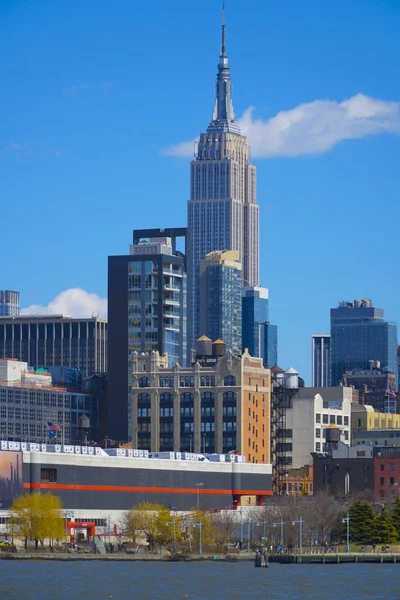 De skyscapers van Midtown Manhattan met Empire State Building-- New York - Manhattan, 1 April 2017 — Stockfoto