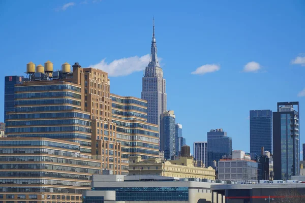 De skyscapers van Midtown Manhattan met Empire State Building-- New York - Manhattan, 1 April 2017 — Stockfoto