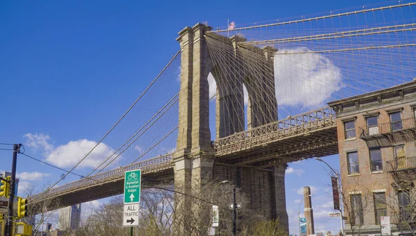 Brooklyn Bridge New York - a famous landmark- MANHATTAN - NEW YORK - APRIL 1, 2017 — Stock Photo, Image