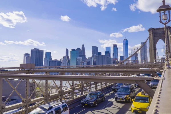 Манхэттен - впечатляющий вид с Бруклинского моста Нью-Йорк - Манхэттен - НЬЮ-ЙОРК - 1 апреля 2017 года — стоковое фото