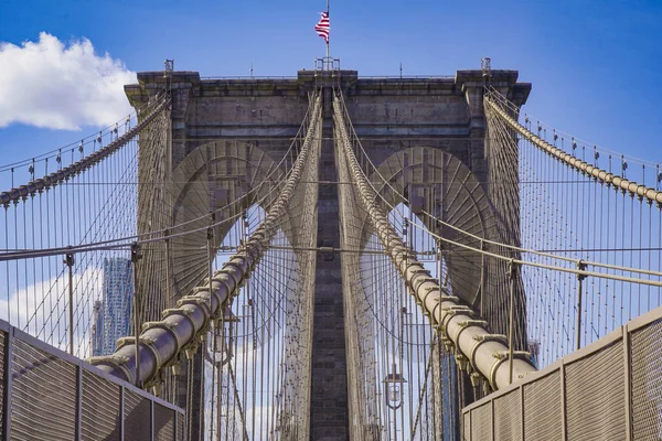 L'une des principales attractions de New York - célèbre pont de Brooklyn - MANHATTAN - NEW YORK - 1er AVRIL 2017 — Photo