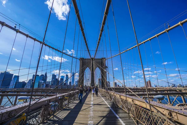 Jedną z głównych atrakcji w Nowym Jorku słynny Brooklyn Bridge-Manhattan - Nowy Jork - 1 kwietnia 2017 r. — Zdjęcie stockowe