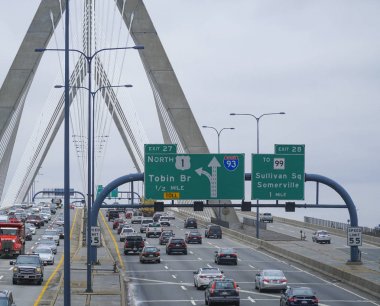 Sokak trafik Leonard s. Zakim Bunker Hill köprü Boston - Boston, Massachusetts - 3 Nisan 2017