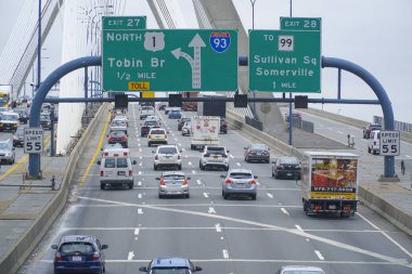 Sokak trafik Leonard s. Zakim Bunker Hill köprü Boston - Boston, Massachusetts - 3 Nisan 2017