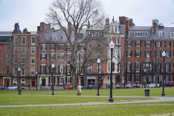 Hermosas casas antiguas alrededor de Boston Common - BOSTON, MASSACHUSETTS - 3 de ABRIL de 2017 — Foto de Stock
