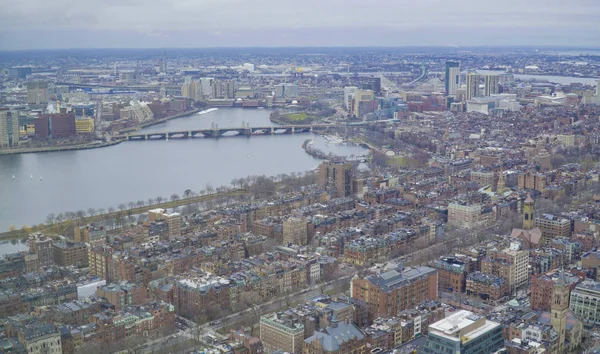 Luchtfoto uitzicht over Boston en Charles River - Boston, Massachusetts - 3 April 2017 — Stockfoto