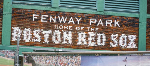 芬威公园波士顿-首页的波士顿红袜队-波士顿，马萨诸塞州-2017 年 4 月 3 日 — 图库照片