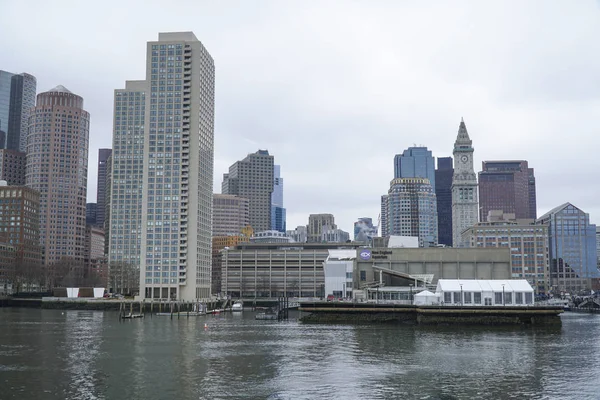 Skyline van Boston - weergave van Boston Harbor - Boston, Massachusetts - 3 April 2017 — Stockfoto