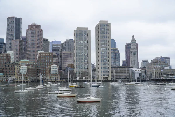 Skyline Бостон - вид з Boston Harbor - Бостон, штат Массачусетс - 3 квітня 2017 — стокове фото