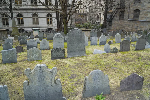 Tombe nella Kings Chapel Burying Ground a Boston Downtown - BOSTON, MASSACHUSETTS - 3 APRILE 2017 — Foto Stock