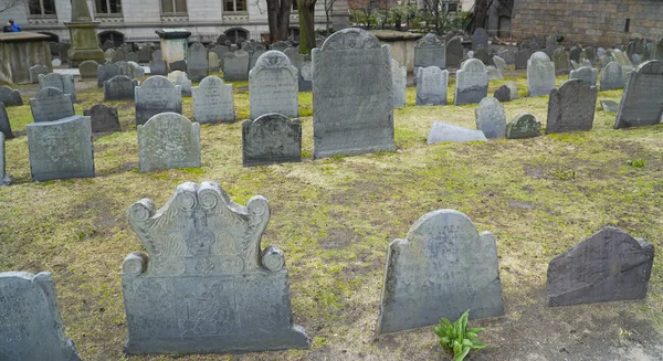 2017年4月3日, 马萨诸塞州波士顿市中心国王教堂墓地的坟墓 — 图库照片