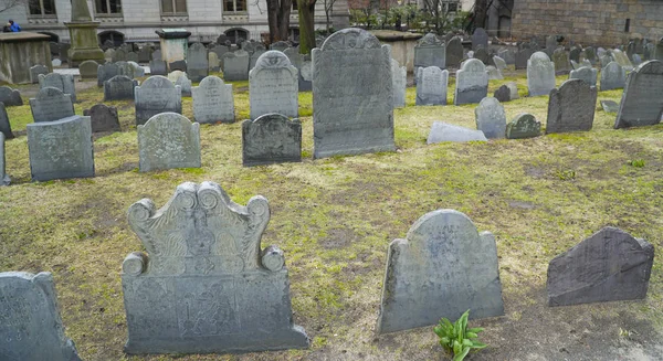 Graves at Kings Chapel Burying Ground in Boston Downtown - BOSTON , MASSACHUSETTS - APRIL 3, 2017 — Stock Photo, Image