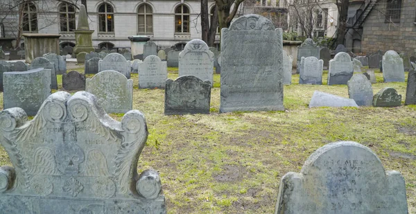 Tombe nella Kings Chapel Burying Ground a Boston Downtown - BOSTON, MASSACHUSETTS - 3 APRILE 2017 — Foto Stock
