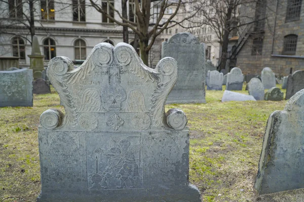 Graves at Kings Chapel Burying Ground in Boston Downtown - BOSTON , MASSACHUSETTS - APRIL 3, 2017 — Stock Photo, Image