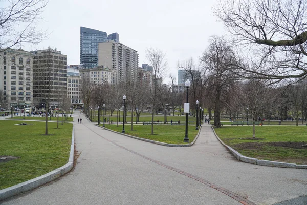 Erholsame spaziergänge durch boston common - ein park im stadtzentrum - boston, massachusetts - 3. april 2017 — Stockfoto