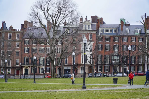 Schöne alte häuser rund um boston common - boston, massachusetts - 3. april 2017 — Stockfoto