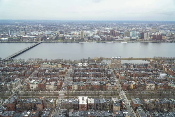 Luchtfoto uitzicht over Boston en Charles River - Boston, Massachusetts - 3 April 2017 — Stockfoto