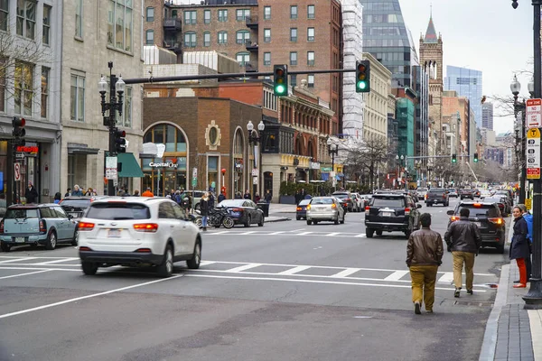 Street view of Boylston Street in Boston - BOSTON, MASSACHUSETTS - APRIL 3, 2017 — стоковое фото