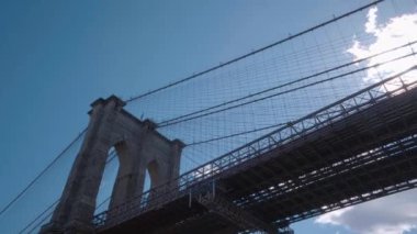 Brooklyn Köprüsü New York Manhattan 'dan Brooklyn' e gidiyor.