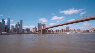 Brooklyn Köprüsü New York Manhattan 'dan Brooklyn' e gidiyor.