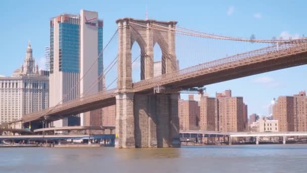 Amazing Brooklyn Bridge in New York - view from Brooklyn — Stock Video