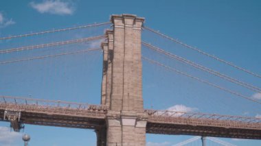 Brooklyn Köprüsü New York Manhattan 'dan Brooklyn' e gidiyor.