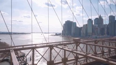 New York 'taki ünlü bir turistik eğlence merkezi, Brooklyn Köprüsü.