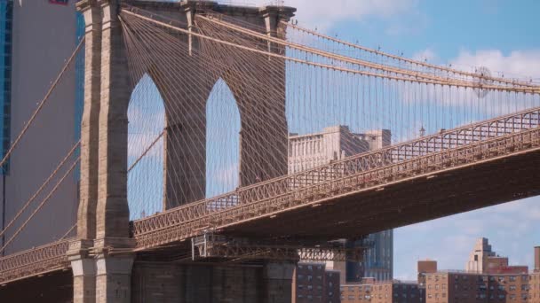 Brooklyn Bridge Nowy Jork prowadzący z Manhattanu do Brooklynu — Wideo stockowe