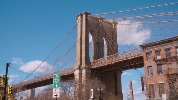 Brooklyn Bridge Nowy Jork prowadzący z Manhattanu do Brooklynu — Wideo stockowe