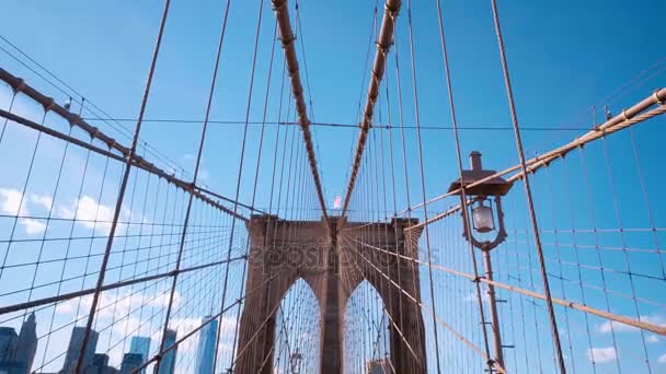 Indrukwekkende Brooklyn Bridge New York - verbazingwekkende groothoek schot — Stockvideo