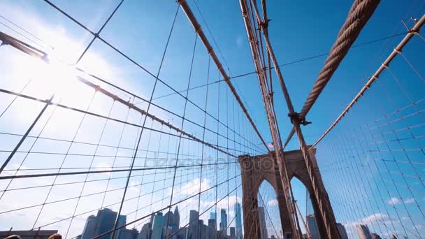 Působivý Brooklyn Bridge New York - úžasný široký úhel záběru — Stock video