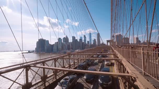 Autos fahren über die Brücke von Manhattan nach Brooklyn