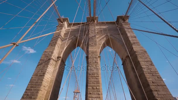 Een beroemde toeristische attractie in New York - The Brooklyn Bridge — Stockvideo