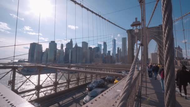 Прекрасный Бруклинский мост - важная достопримечательность Нью-Йорка — стоковое видео