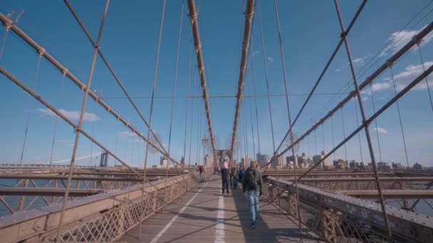 Harika Brooklyn Köprüsü - New York 'un önemli bir simgesi. — Stok video