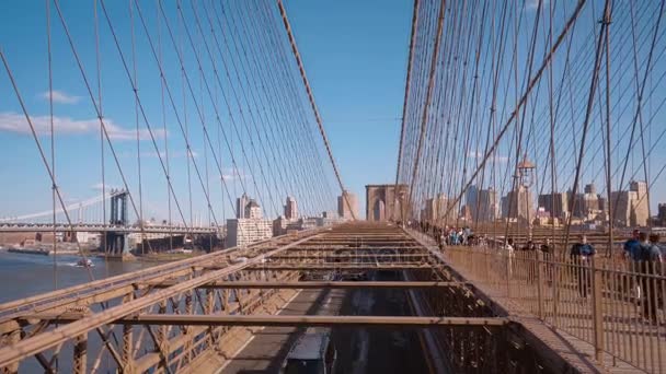 Δρόμο κυκλοφορίας στη γέφυρα του Μπρούκλιν Νέας Υόρκης — Αρχείο Βίντεο