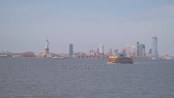 Вид с парома Stateb Island над горизонтом Манхэттена — стоковое видео