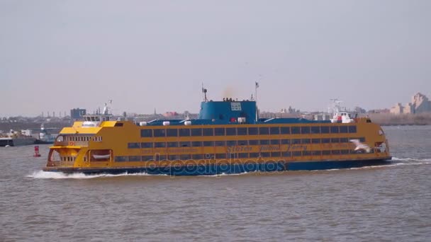 Staten Island Ferry tussen Manhattan en Staten Island — Stockvideo