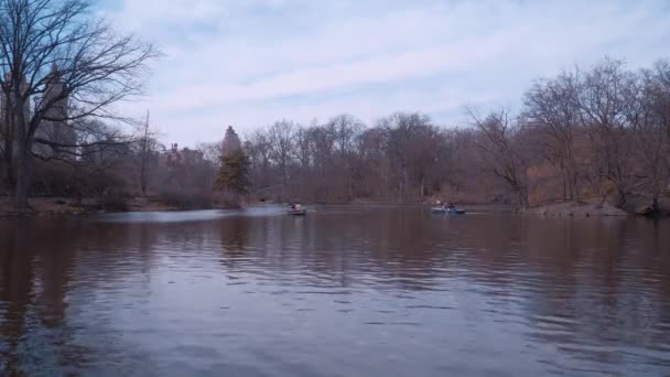 Prachtig meer bij Central Park New York — Stockvideo